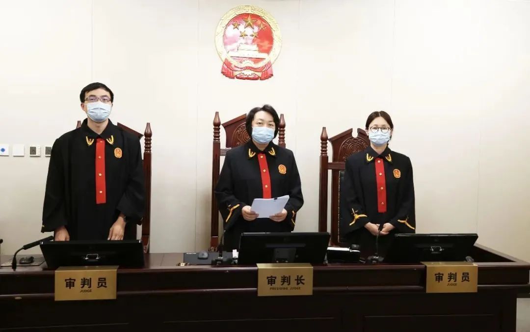 勞務(wù)承包人以偽造農(nóng)民工工資、虛報(bào)賬目方式向建筑公司騙取工程款的，法院認(rèn)定構(gòu)成合同詐騙罪